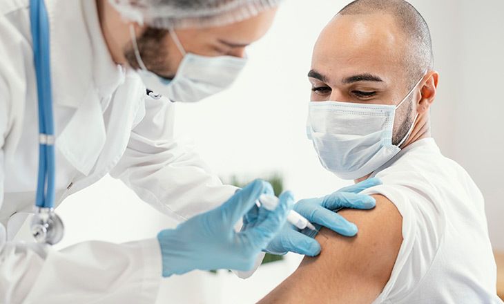 Personas con inmunosupresión: los beneficios de vacunarse superan a los riesgos